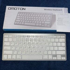 OMOTON KB066 Wireless Bluetooth Slim Keyboard Portable Plug & Play Silver White